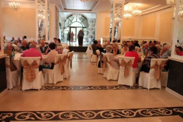 500 de pensionari au luat masa gratuit în Mamaia